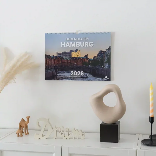Hamburg Kalender hängt über einem Sideboard mit Deko
