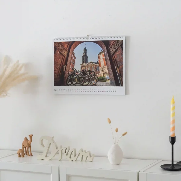 Hamburg Kalender hängt über einem Sideboard mit Deko