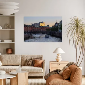 Blick über die Kanäle der Speicherstadt auf die Elbphilharmonie im Abendlicht.