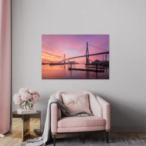 Die Hamburger Köhlbrandbrücke im warmen Licht des Sonnenaufgangs.