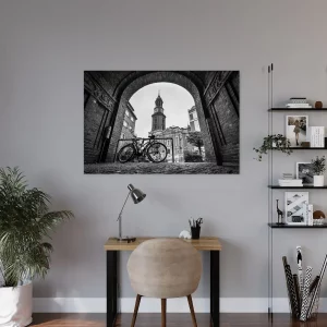 Der Hamburger Michel in Schwarz-Weiß, eingerahmt von Backstein und Fahrrädern.